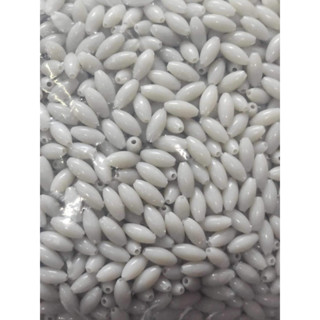 ลูกปัดพลาสติกลูกปัดลียาว สีขุ่น ถุงละ 970 กรัม
