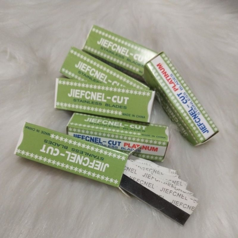 ใบมีดโกนกันคิ้ว กล่องนึงมี 10 ใบ ใบมีดโกนกันคิ้ว