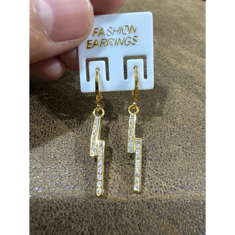 ต่างหูทองหุ้มขาสปริงแถวตรงยาว สำหรับสาวๆ งานใส่ทน ไม่แพ้ ไม่คัน
