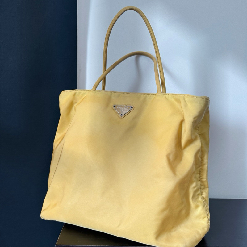 กระเป๋า Used Prada nylon tote bag สภาพใช้งาน โดยรวมยังสวย ของแท้ ไม่ขายปลอม