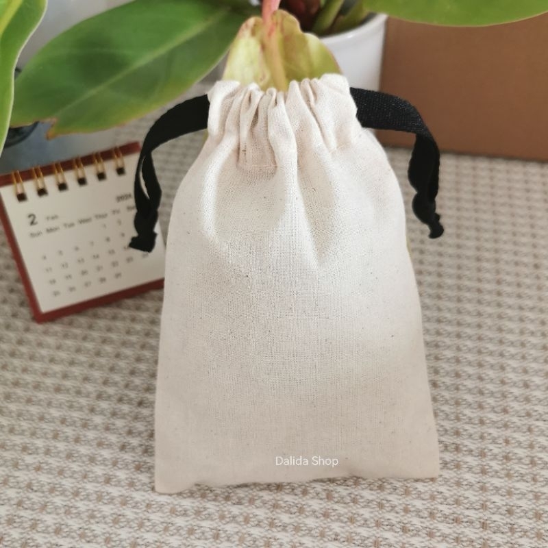 ขายส่ง​ ถุงผ้าฝ้ายครีม​ 4x6 นิ้ว​ สายสีดำ