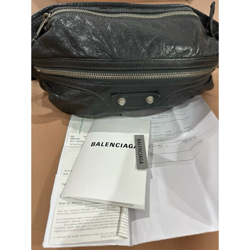 Balenciaga Men's crossbody Bag  มือสองสภาพใช้งานปกติ  สีออกเทาดำนะค่ะ  สายปรับได้ค่ะ สภาพ 70%   มีใบเสร็จกับถุงกระดาษ