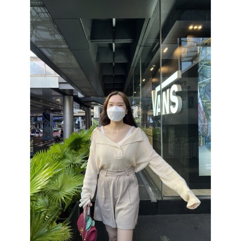 มือ 1 เสื้อนิต ผูกโบว์ด้านหลัง จากร้าน uiui.stuffs