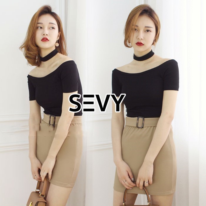 เสื้อยืดสีดำผ้านิ่ม มีสร้อยคอผ้าติดกระดุม
