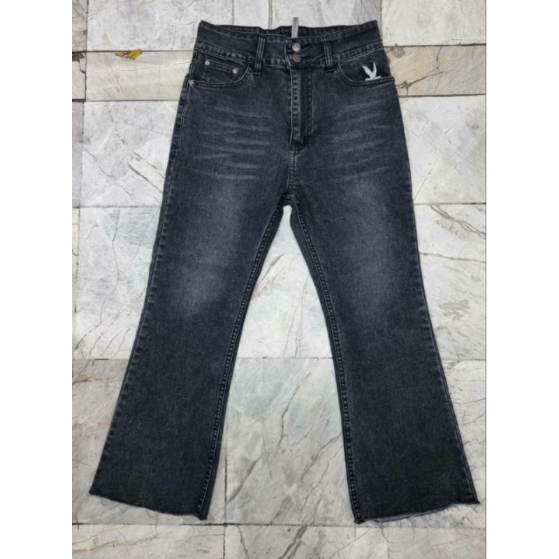 MD jeans กางเกงยีนต์ขาม้า เอวสูง ขา8ส่วน ผ้ายีนต์ยืดทรงขาม้า  ปักดอกนก ปลายขาตัด กระดุม2เม็ด