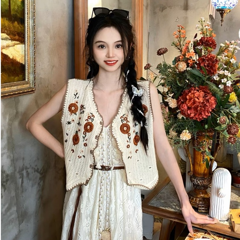 fashiongirl1688 เสื้อถักลายปักดอกไม้ แต่งกระดุม มี 5 สีให้เลือกมากมาย แมทช์เข้ากันกับทุกชุดพร้อมส่ง
