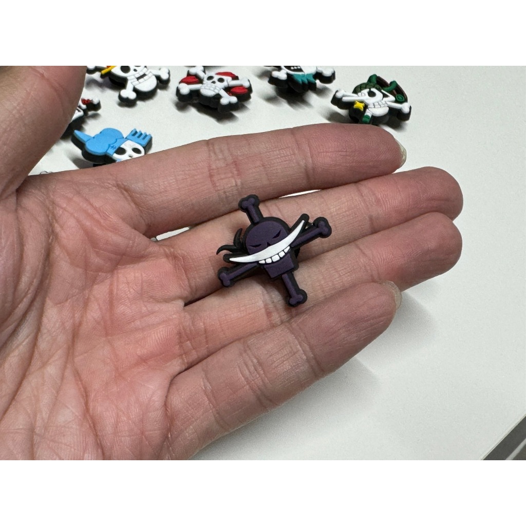 ตัวติดรองเท้า Jibbitz อุปร์กรณ์เสริม ติดรองเท้า ลาย การ์ตูน Crocs pin พร้อมหมุด หัวเข็มขัดยึด พร้อมติด 1 ชุดมี 16  ชิ้น