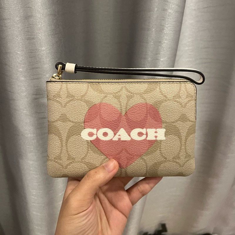 กระเป๋าคล้องมือ COACH 🩷 กระเป๋าสตางค์ 1ซิปS หัวใจ วาเลนไทน์