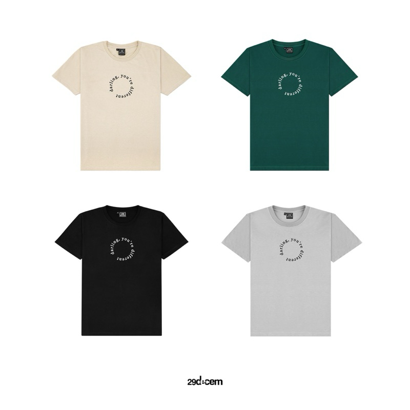 29decem - เสื้อยืดลาย darling you're different