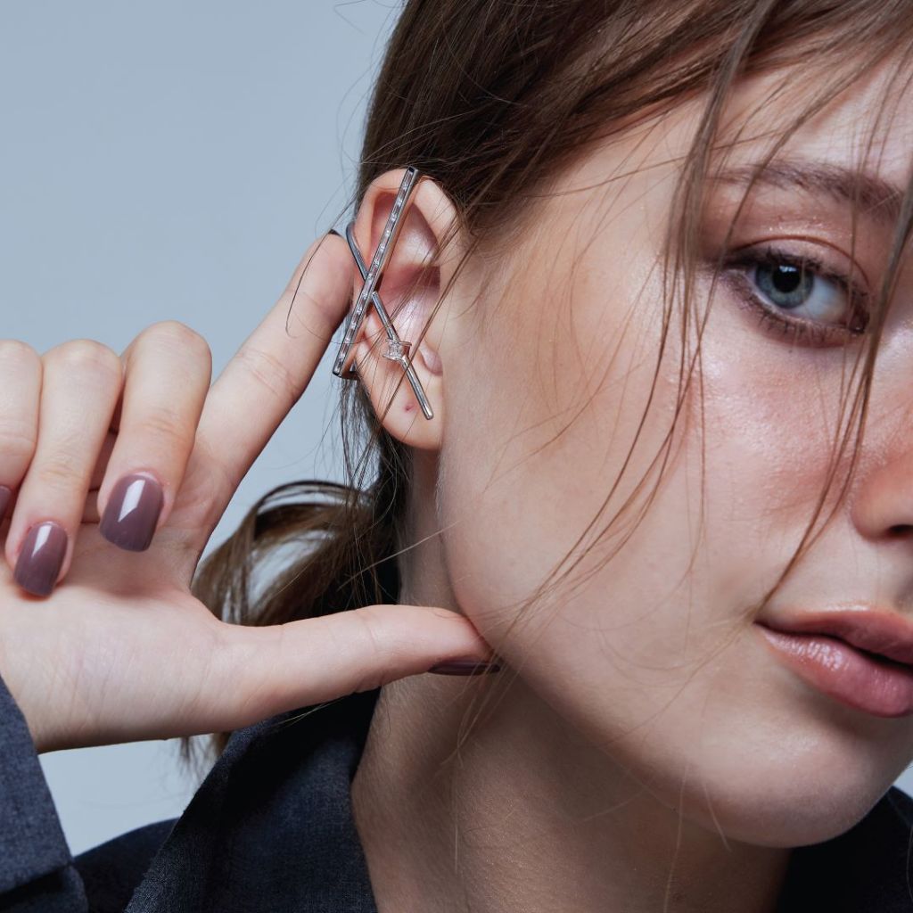 SWAN - Luxuriate Cross Oversize Cuff ต่างหูหนีบเงินแท้ ดีไซน์ทรงไขว้ ฝังเพชรคิวบิกเซอร์โคเนีย