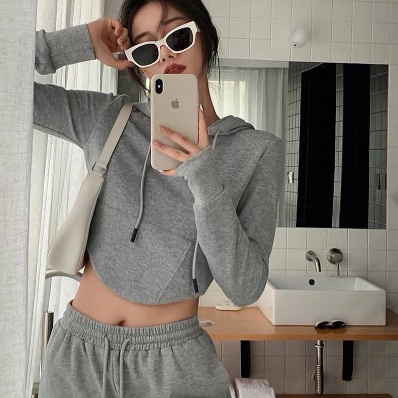 มือ 1💗เสื้อฮู้ดครอป Brand :WG.WE LISA HOODY🖤🌫 เสื้อฮู้ดครอป  ชายเสื้อตัดโค้งเว้า ทรงสวย น่ารักมาก