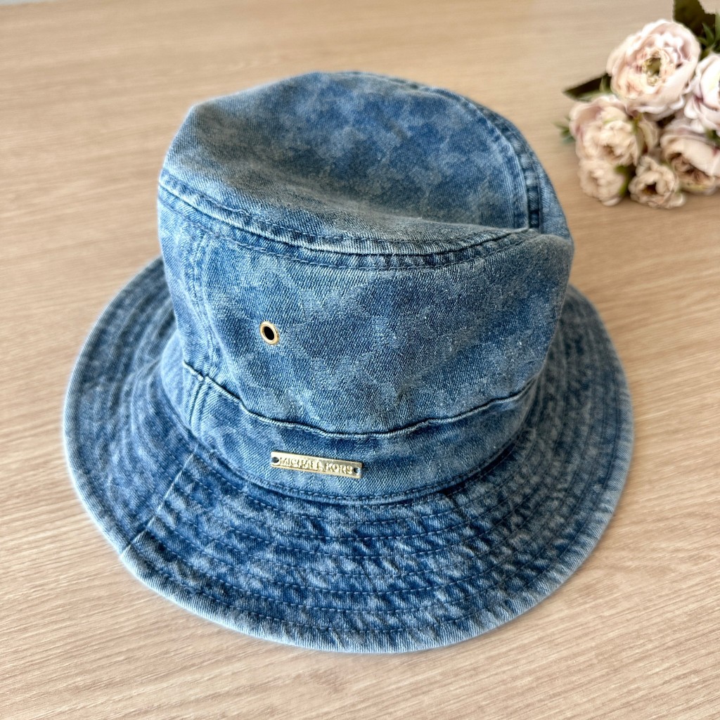 📌Isa Lovely Shop📌  Michael Kors Empire Logo Jacquard Denim Bucket Hat JS4002PDWR