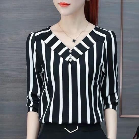 tt-รุ่น-228เสื้อยืดแขน3ส่วนคอวีลายทางมาใหม่ แต่งด้วยกระดุมเพชร3เม็ด สุดฮิตสไตล์เกาหลี ผ้านุ่มสวมใส่สบาย พร้อมส่งจาก กรุง