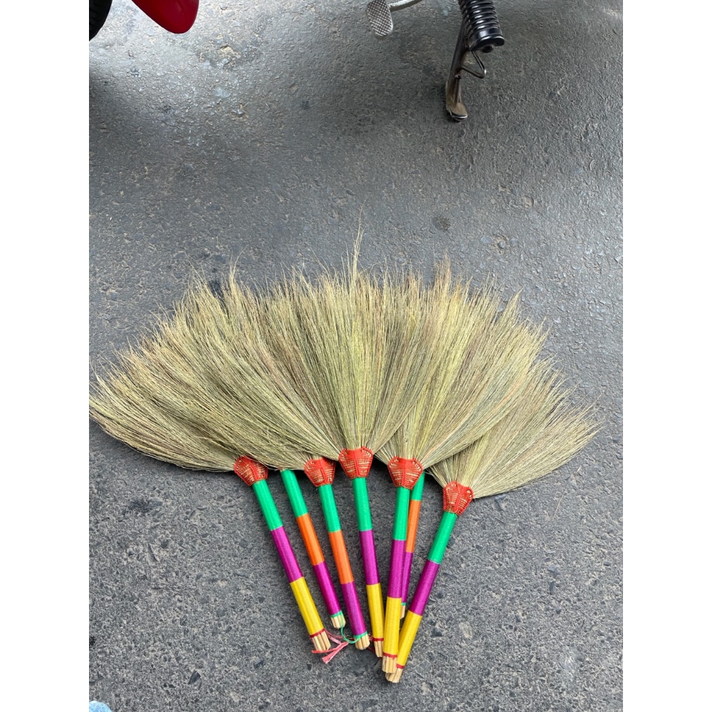 ไม้กวาดดอกหญ้าหนารุ่นเล็ก ด้ามคละสี ถักแน่นไม่หลุดร่วงง่าย (1ชิ้น)
