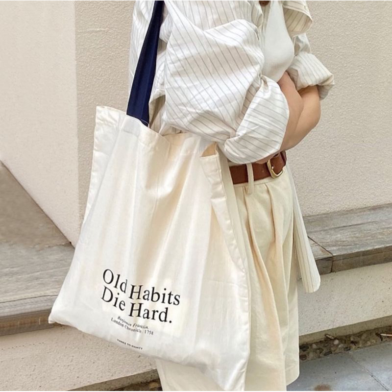 พร้อมส่ง❣️กระเป๋าผ้า Old Habits Die hard สายดำ มินิมอลมาก
