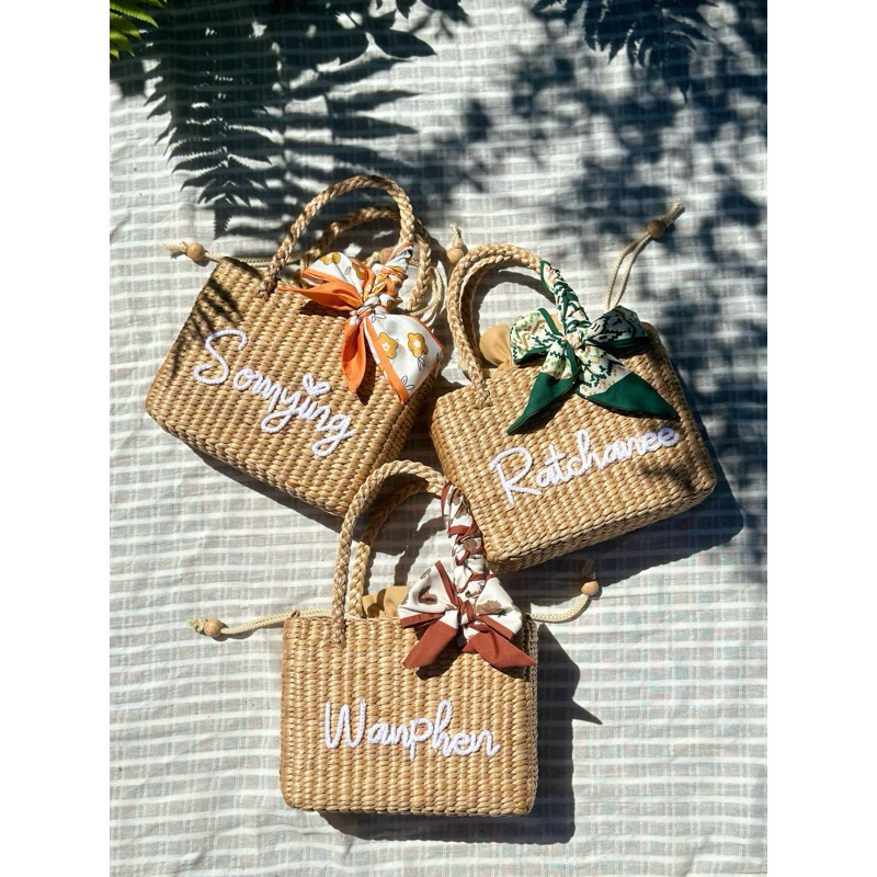 Box bags : name : Ribbon - กระเป๋าสานผักตบชวา ทรงกล่อง มี 3 ไซส์ ให้เลือก ออกแบบติดชื่อ+ผ้าผูกโบว์