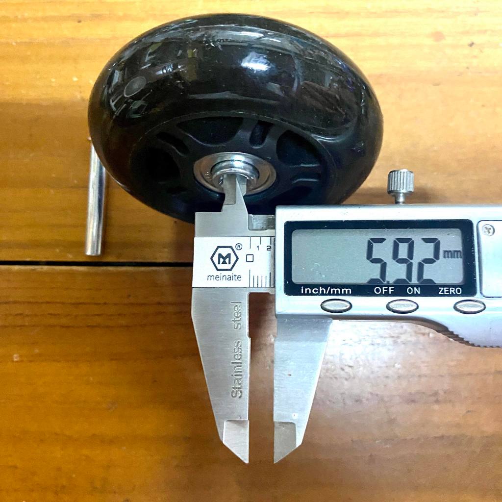 ล้อวัสดุโพลียูรีเทนอย่างดี #39 มีลูกปืน (ขนาด75มิล) พร้อมแกนแบบตอกขนาด1.5นิ้ว 1อัน