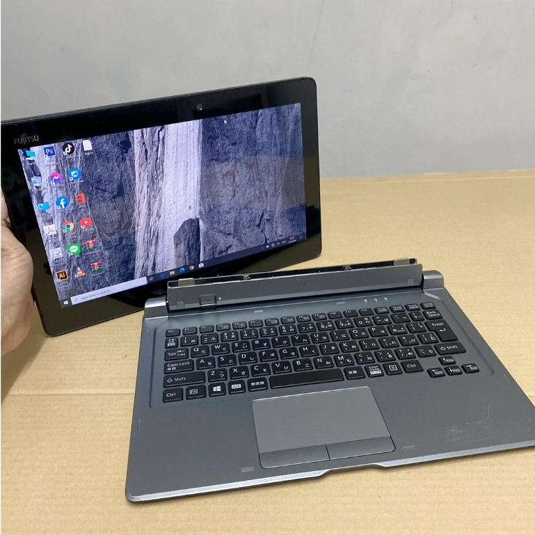 แท็บเล็ต 2in1 พร้อมคีย์บอร์ด Fujitsu ArrowsTab Q665/M Intel CoreM-5Y31(RAM:8GB/SSD:128GB)ขนาด11.6"