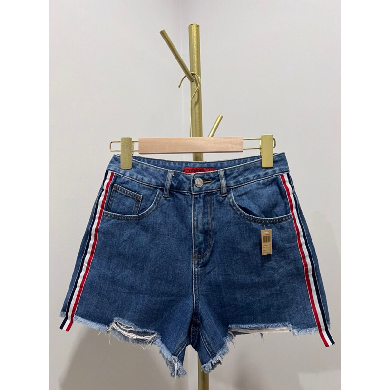 กางเกงยีนส์ขาสั้น สีน้ำเงิน แต่งเว้าด้านหน้า ป้าย YISHION