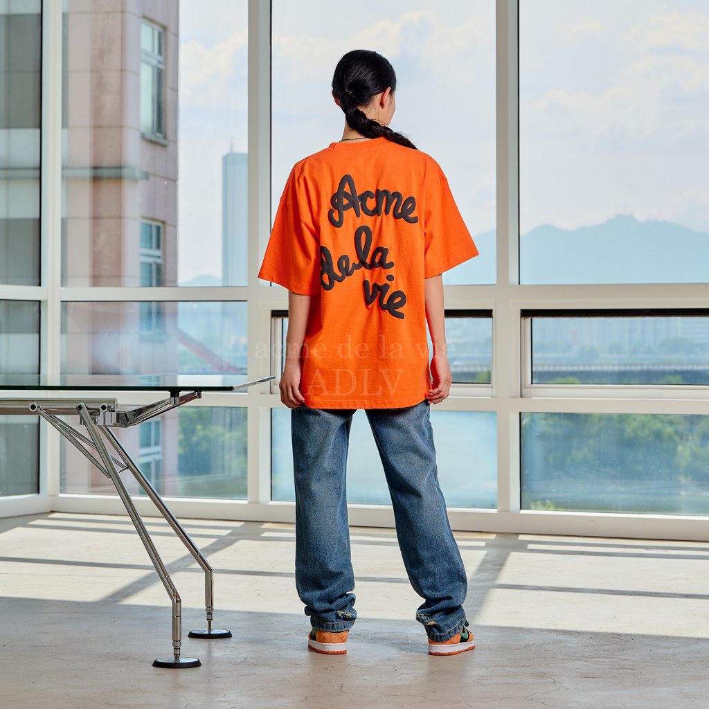 ADLV [acme de la vie] เสื้อยืด Oversize รุ่น Embossing Script Logo Short Sleeve T-Shirt Grey