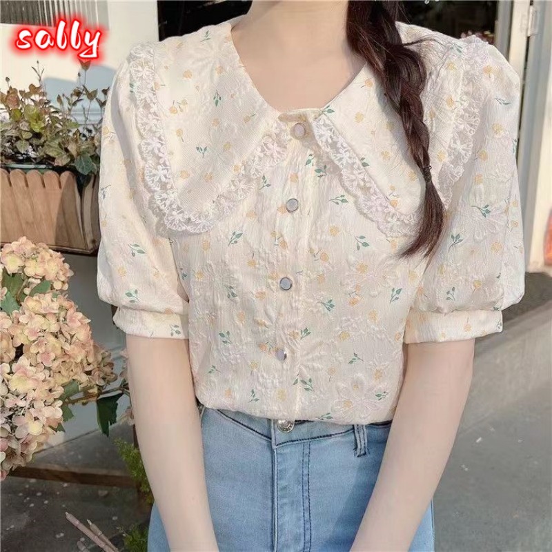 Sally จัดส่งทันที เสื้อเชิ้ตแขนสั้น แขนพัฟ ตกแต่งลูกไม้ ลายดอกไม้ หวานสวย สดชื่น เหมาะกับใส่ทํางาน สไตล์เกาหลี