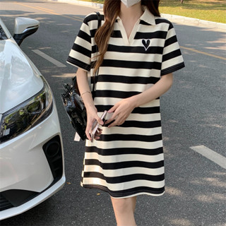 aililai1688 พร้อมจัดส่ง เดรสคอปกลายทาง มีดีเทลรูปหัวใจสีดำเล…