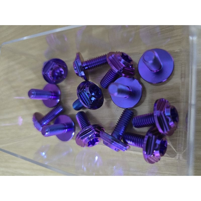 น็อตไทเทเนี่ยมลายดอกไม้M6X15