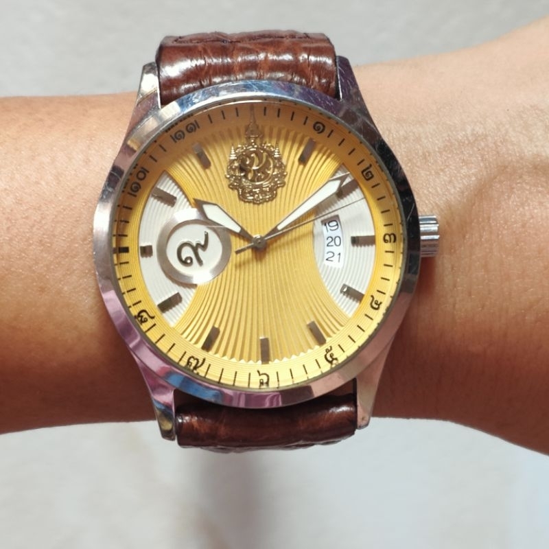 นาฬิกาวินเทจ ภ ป ร  ยี่ห้อ wise มือสอง สภาพสวย หน้าสีเหลืองยอดนิยม ระบบถ่าน กระจกยังสวยใส สายใหม่หนังจระเข้แท้ ถ่านใหม่