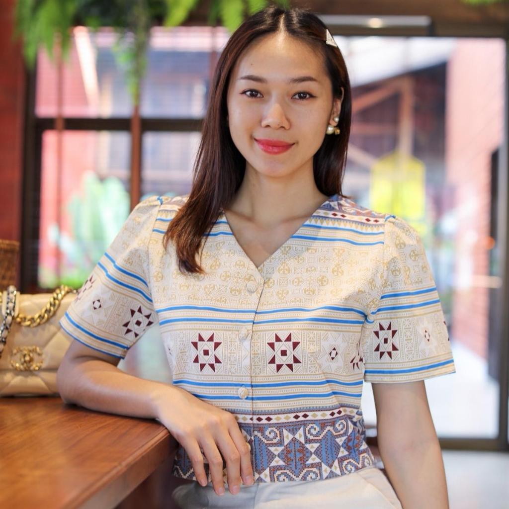เสื้อคอวีกระดุมหน้า ลายม้ง