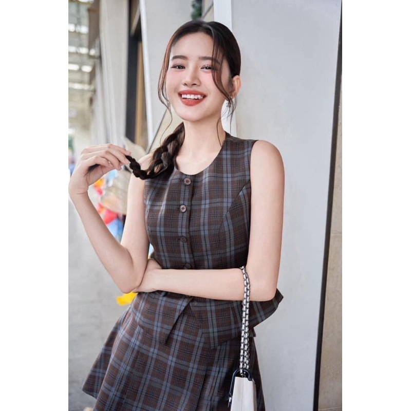 CODE-D CLOSETS  👗👗Detail : Set 2 ชิ้น ลายตารางสก็อต เสื้อแขนกุดทรงกั๊ก ดีไซน์น่ารัก ด้านหน้าดีเทลแต่