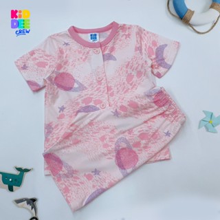 KiddeeCrew ชุดนอนเด็ก แขนสั้นขาสั้น สีชมพูลายปลา เหมาะสำหรับ…