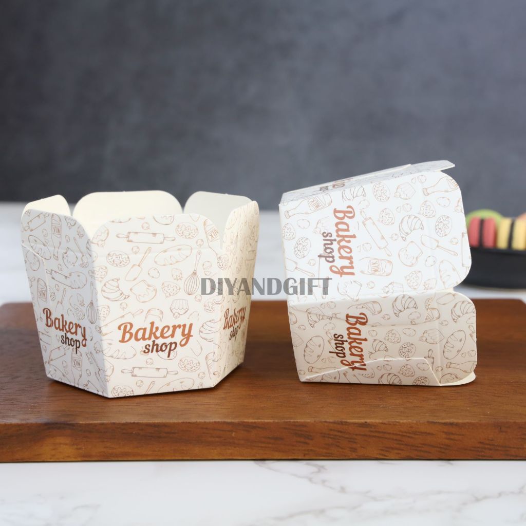ถ้วยกระดาษอบขนม 100 ใบ สำหรับเบเกอรี่ มัฟฟิน คัพเค้ก ทรงหกเหลี่ยม ลาย Bakery Shop สีขาว (Bakery-0238