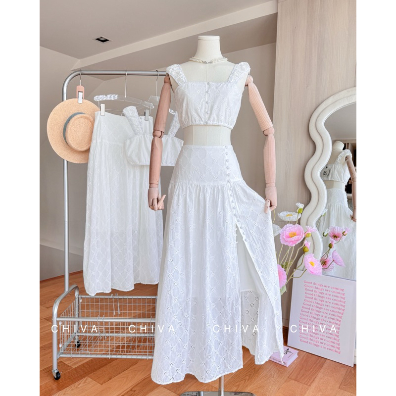 -𝐂𝐡𝐢𝐯𝐚- (พร้อมส่ง 𝗦-𝗫𝗟)‼️ LILY Whisper set | เซ็ตเสื้อครอปลูกไม้ฉลุ + กระโปรงผ่าหน้า