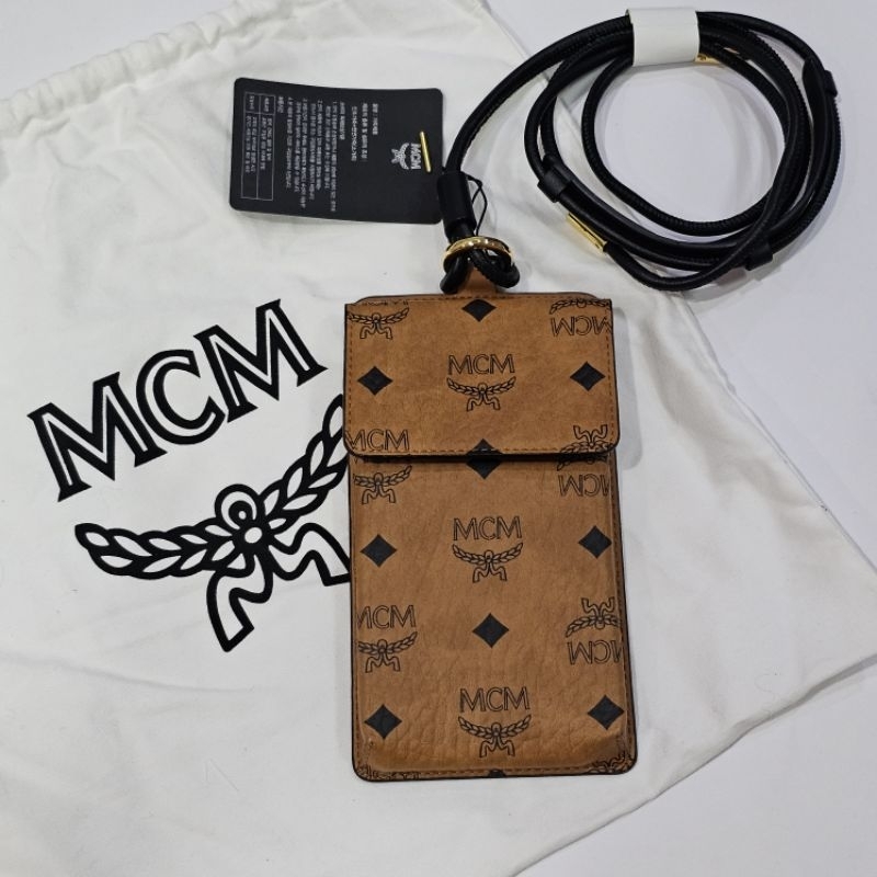 ราคาพิเศษ (มีตำหนิ) ✔ ของแท้ 100% ✧.* New พร้อมส่ง ✧.* กระเป๋าสะพาย ใส่โทรศัพท์ Mcm Crossbody Phone bag