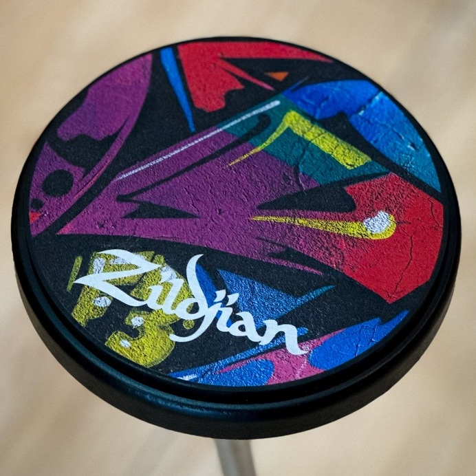 แป้นซ้อมกลอง Zildjian® Graffiti Practice Pad ขนาด 6 นิ้ว (15.24 ซม.) แป้นแบบซิลิโคน ด้านล่างมีฐานกัน