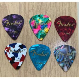 Pick Guitar Fender ทรงหยดน้ำสามเหลี่ยมมี2 ขนาด0.46กับ0.71 ให้ลูกค้าเลือกตามที่ถนัดนะคะงานเขาจะเหนียว ทนทานแข็งแรง