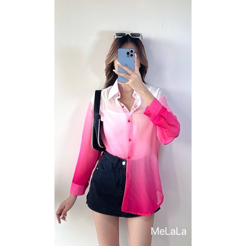 เสื้อเชิ้ตทูโทน oversized มาคู่กับสายเดี่ยว เนื้อผ้าชีฟองนุ่มลื่น ไล่สีได้สวยมาก แมทช์ง่าย เข้ากับซัมเมอร์นี้สุดๆ