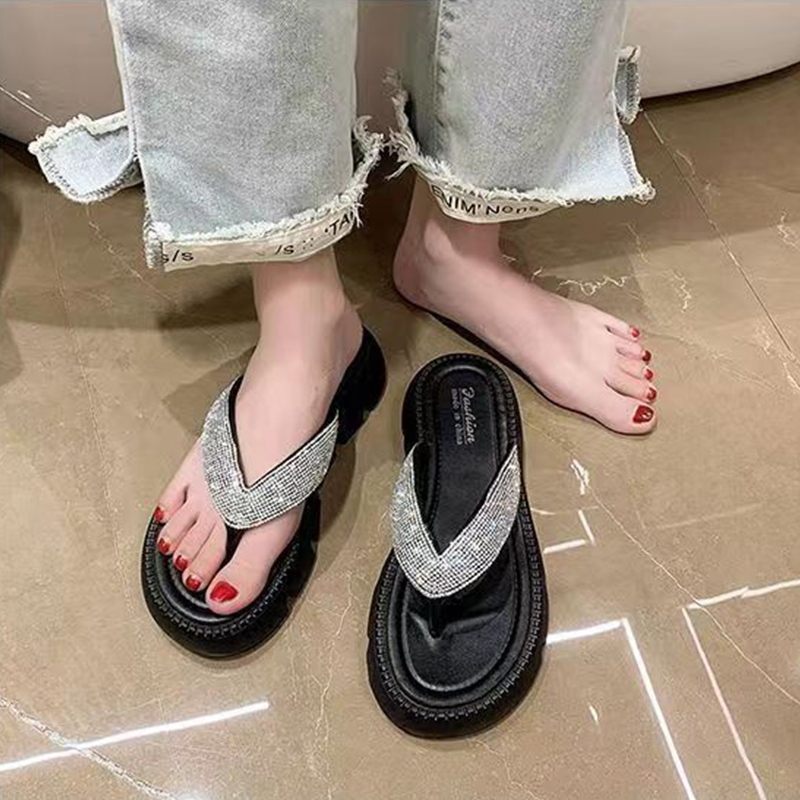 Swayy แบบใหม่ รองเท้าแตะแฟชั่นหูหนีบ พื้นนิ่ม ทรงสวย ใส่สบาย ตัวสายมี กลิตเตอร์ให้ สวยจึ้งใจมาก สนใจกดสั่งซื้อเลย