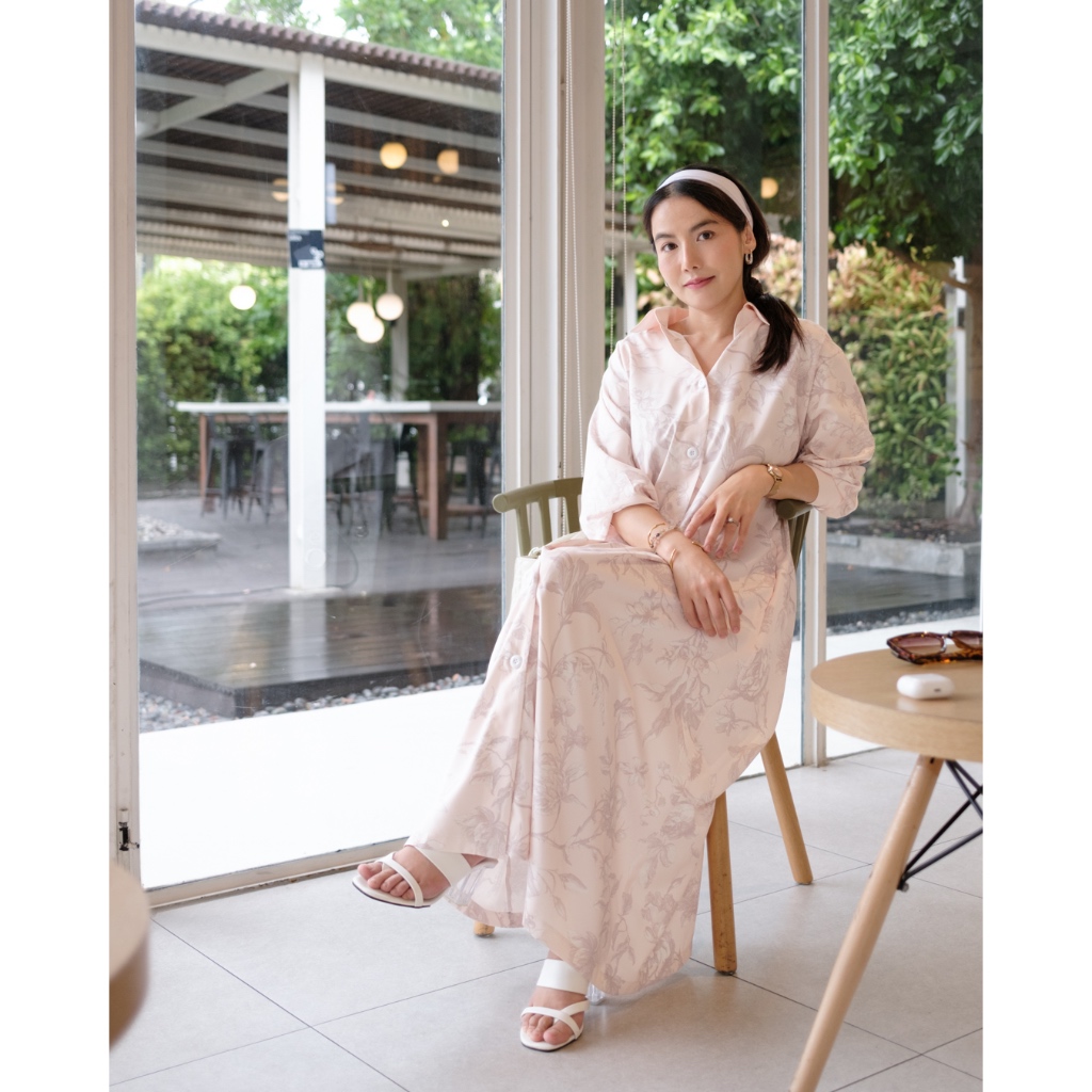 เดรสสีพีช แขนยาว ลายเส้นดอกไม้ ผ่าหน้า ผ้าซาตินกัน UV - รูปที่ 4