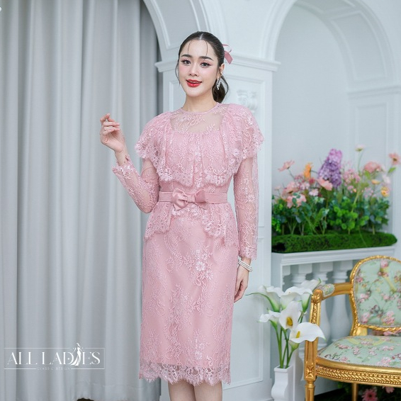 All Ladies เดรสลูกไม้ฝรั่งเศสเอวระบาย ลูกไม้นิ่มดีไซส์สวยหวาน ดีเทลคลุมไหล่ระบายทำให้ดูหรูหรามากๆ