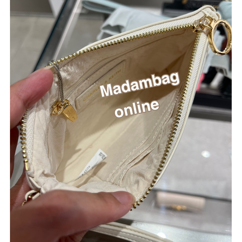 𝗖𝗛𝗔𝗥𝗟𝗘𝗦 & 𝗞𝗘𝗜𝗧𝗛 Cressida Quilted Wristlet กระเป๋าสตางค์ มีสายคล้องมือ