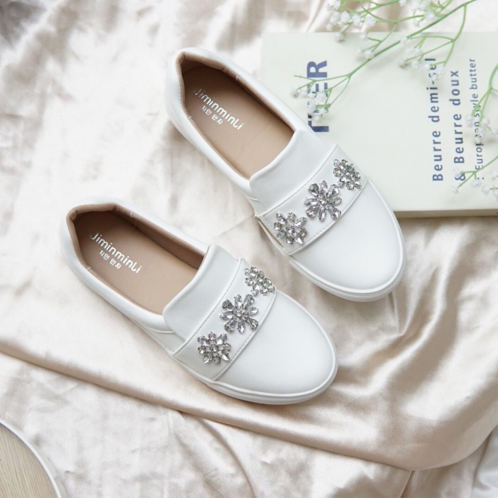 ใส่โค้ด - THESIEND24 - ลดเพิ่ม 100.- Crystal คัชชู สลิปออน ผ้าใบหนังพื้นยาง เพชรงาปัก พื้นเสริมฟองน้ำหนา รองเท้าแฟชั่น