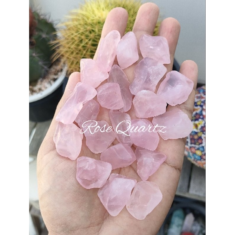 หินโรสควอตซ์ ก้อนขัดเงา ( Rose Quartz ) ขนาด 6-10 กรัม หินเเท้ สีชมพูอ่อน สวยๆ ราคาต่อชิ้น ( เเบบสุ่มเเรนด้อมชิ้น )