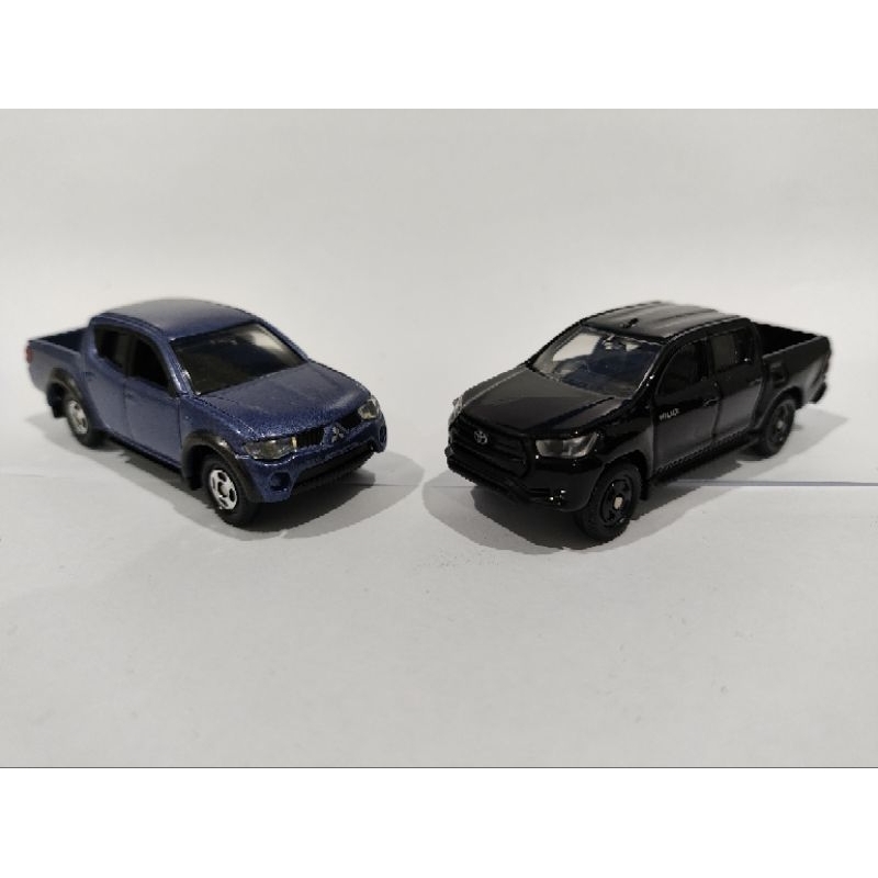 โมเดลรถกระบะ Tomica Mitsubishi Triton & Tomica Hilux Revo 2 คัน