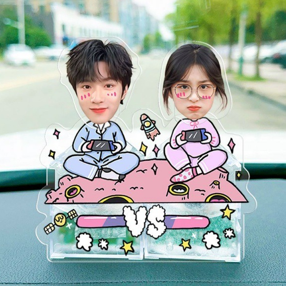 สแตนดี้หัวดุ๊กดิ๊ก 2 หัว ทำจากอะคริลิค หัวโยกเยกป้ายสแตนดี้หัวดุ๊กดิ๊ก ตั้งหน้ารถ ตั้งโต๊ะทำงาน สั่งทำได้