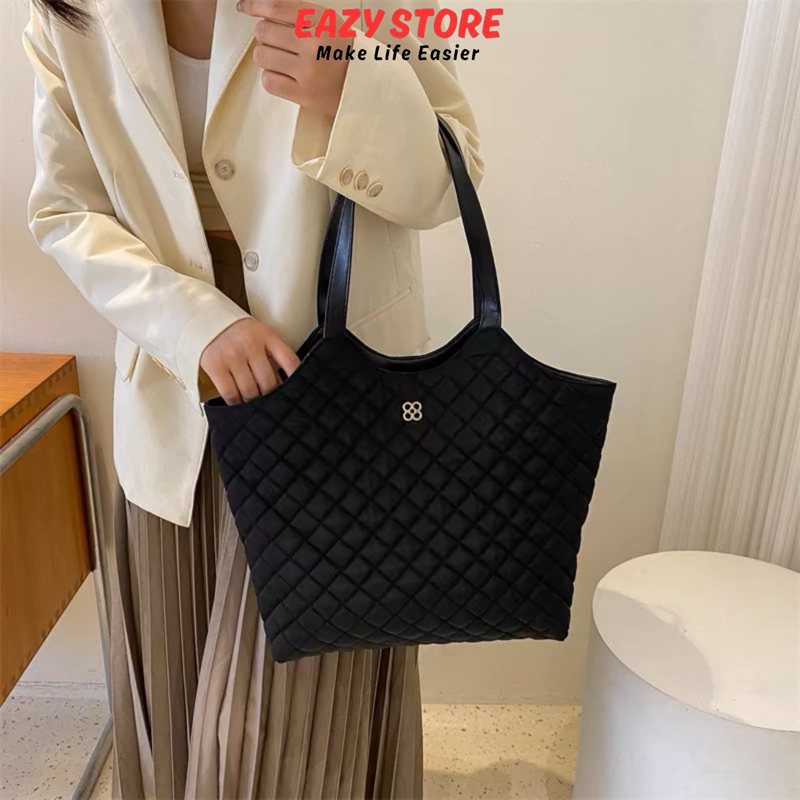 กระเป๋าสะพายไหล่ EAZY Clover Tote Bag กระเป๋าถือ ลายดอกจิก จุของได้เยอะ สีพื้น เรียบหรู ลอตปี2026