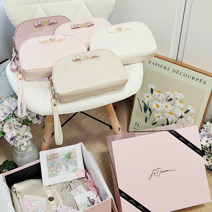 La Douceur กระเป๋าคล้องมือ Cosmetic Pouch (เพิ่มสีขาวครีม)