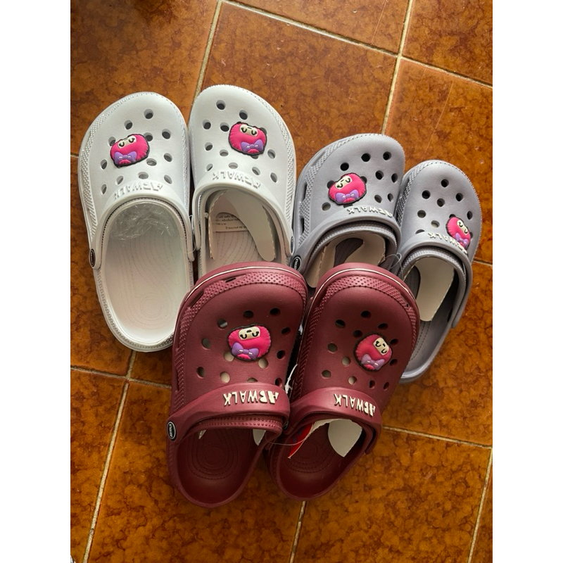 ABWalk รองเท้าแตะแบบสวมหัวโต ติดหมุดตุ๊กตา ใส่สบาย ไม่กัดเท้า