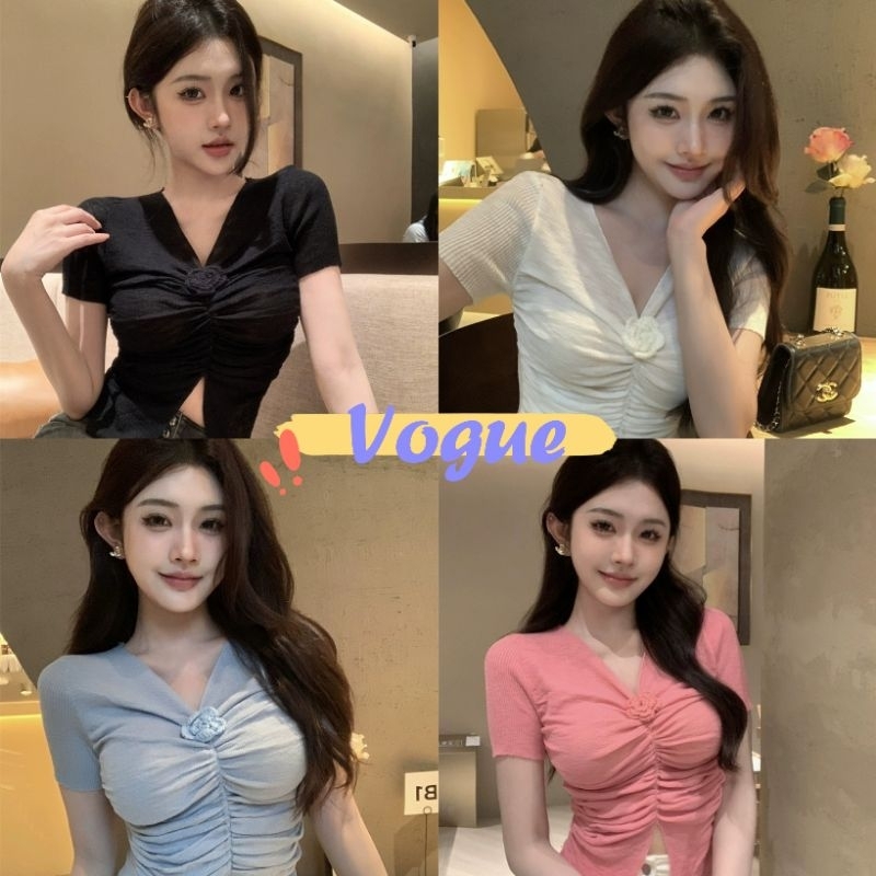 Vogue พร้อมส่ง เสื้อยืดไหมพรม คอวี แขนสั้น ผ้าย่นๆ ติดดอกไม้ (Y0312)