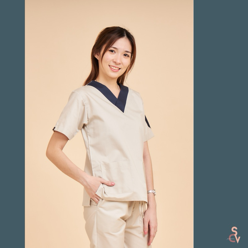 scrubvet : เสื้อสครับสีเบจตัดคอกรม (เฉพาะเสื้อ)